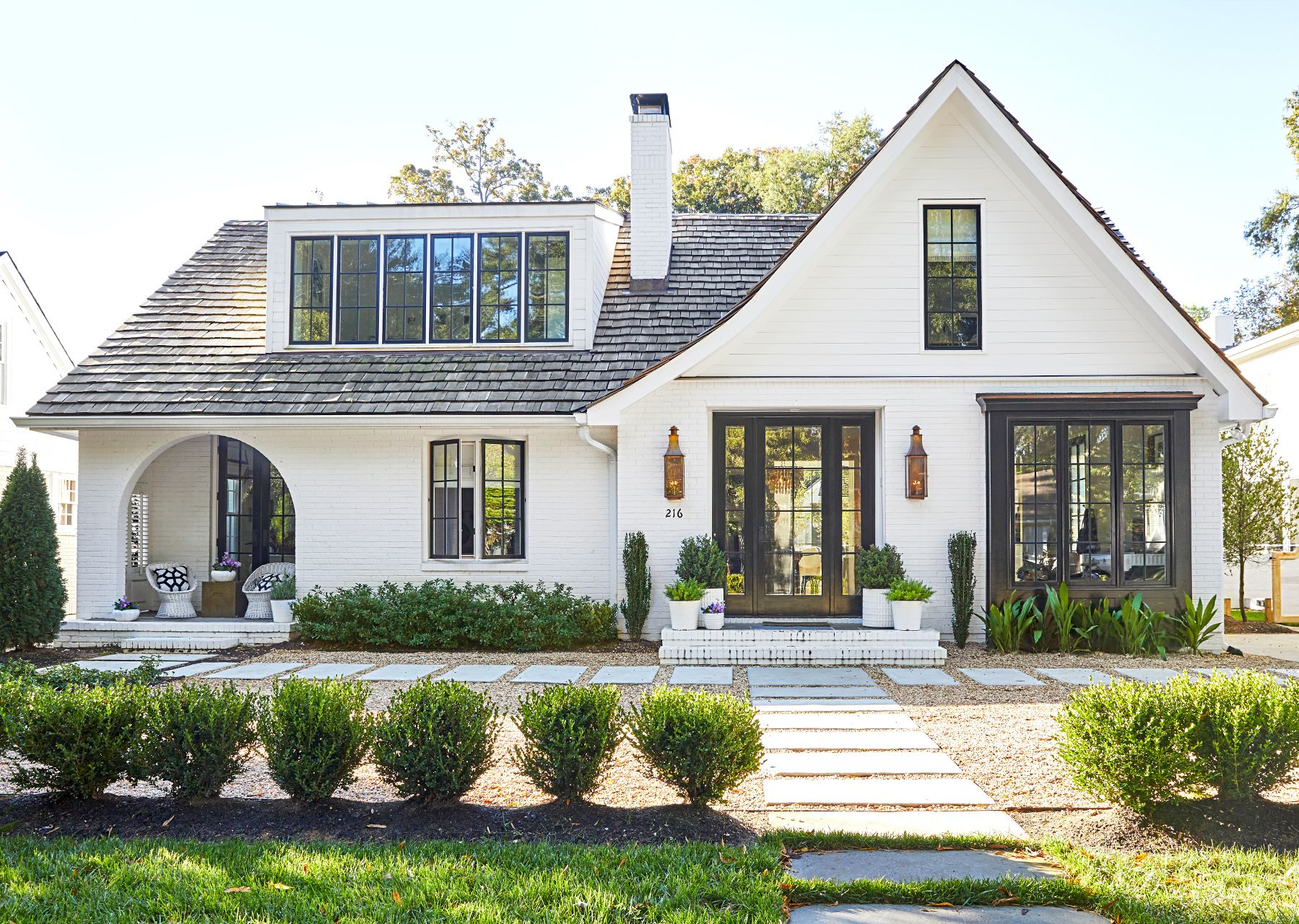 white-modern-house-curved-patio-archway-c0a4a3b3-aa51b24d14d0464ea15d36e05aa85ac9 mansion